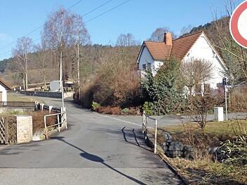 Die Brücke in der Ortsmitte von Fischbach müsste für eine gute Erreichbarkeit des Baugebietes "Bergleite" saniert werden. Foto: K.- H. Hofmann