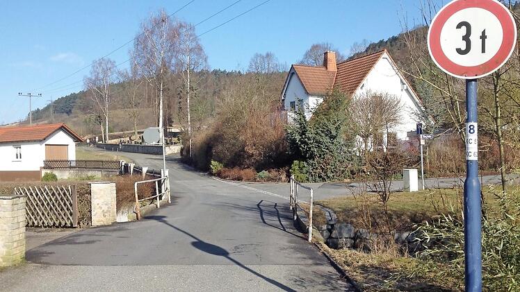 Die Brücke in der Ortsmitte von Fischbach müsste für eine gute Erreichbarkeit des Baugebietes "Bergleite" saniert werden. Foto: K.- H. Hofmann