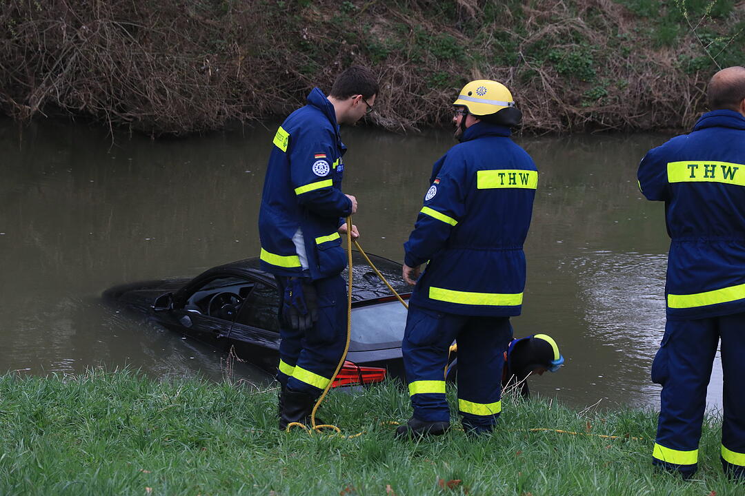 Kreis Forchheim: Auto treibt in der Aisch