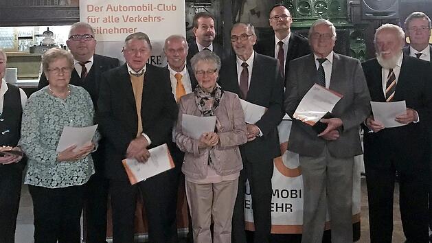 Die Geehrten und weitere Vereinsmitglieder (von links): Christine Linsner, Hiltrud Kauer, Wolfgang Metzner, Rudolf Sulzbacher, Vorsitzender Franz-Joseph Denzler, Gunda Fischer, Karl-Heinz Hirth, Bert Meixner, Christian R&auml;hse, Wolfgang Zwolanowski, Bruno Wellenh&ouml;fer und Willi Wilpert Foto: p