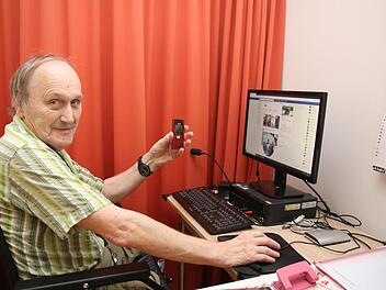 Holger Hühnert wäre gerne mobiler unterwegs und hätte sein altes Handy schon lange gegen ein Smartphone ausgetauscht - wenn es im Seniorenwohnpark Rosengarten WLAN gäbe. Über seinen Computer geht er umständlich mit einem Internetstick online. Foto: Jürgen Gärtner
