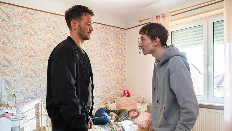 Hauptkommissar Leo H&ouml;lzer (Vladimir Burlakov, links) m&ouml;chte wissen, warum Peter Feidt (Albert Lichtenstern) glaubt, den M&ouml;rder seines Vaters zu kennen. Peters Mutter Claudia Feidt (Valery Tscheplanow) ist derweil nicht vernehmungsf&auml;hig.