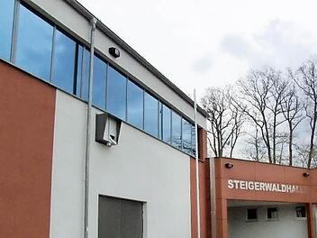 Von außen hat die Steigerwaldhalle bereits ihr Gesicht geändert mit einem neuen Foyer, frischer Farbe und den zusätzlichen Ausgängen. Das Konzept für die Inneneinrichtung wird nun folgen. Foto: Sabine Berthold