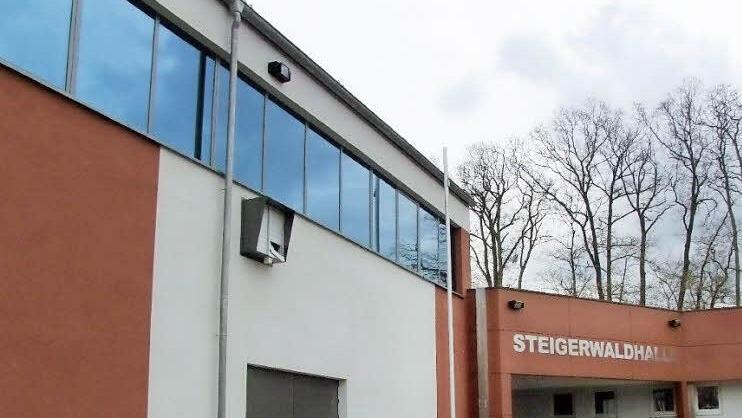 Von außen hat die Steigerwaldhalle bereits ihr Gesicht geändert mit einem neuen Foyer, frischer Farbe und den zusätzlichen Ausgängen. Das Konzept für die Inneneinrichtung wird nun folgen. Foto: Sabine Berthold