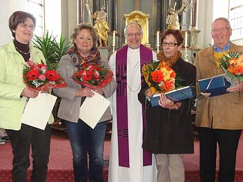 Pfarrer Edwin Ziegler (Mitte) verabschiedete die langjährigen Pfarrgemeinderäte (von links) Helga Schäfer, Karin Wehner, Christa Goll und Wolfgang Wimmel.  Foto: Wimmel