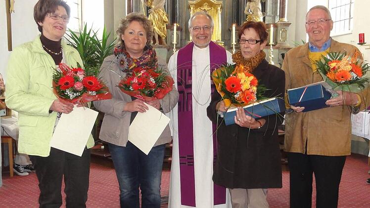 Pfarrer Edwin Ziegler (Mitte) verabschiedete die langjährigen Pfarrgemeinderäte (von links) Helga Schäfer, Karin Wehner, Christa Goll und Wolfgang Wimmel.  Foto: Wimmel