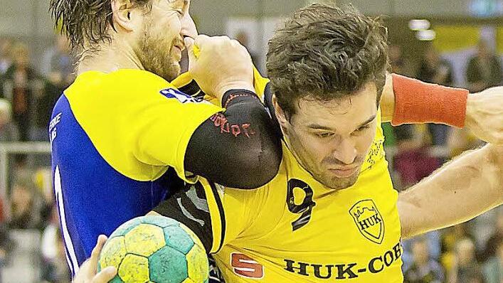Am Kreis ging es recht robust zu, doch das ist Dominic Kelm gewohnt. Gegen Rostock war er erneut ein ständiger Unruheherd für die Gäste-Abwehr. Fotos: Albert Höchstädter