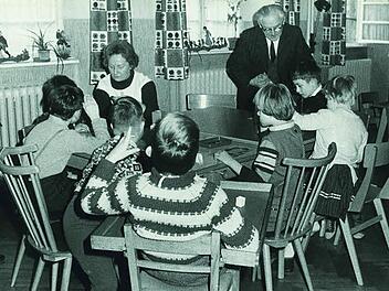 Bertold Scharfenberg als früherer Vorsitzender der Lebenshilfe mit Elisabeth Vöklinghaus bei der Gruppenarbeit  Foto: Archiv Lebenshilfe