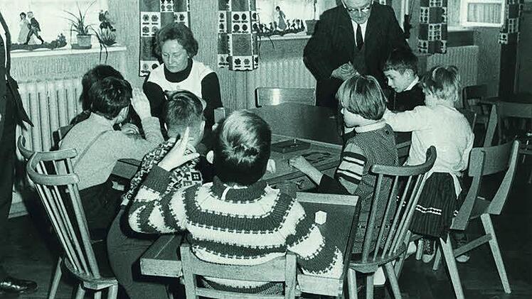 Bertold Scharfenberg als früherer Vorsitzender der Lebenshilfe mit Elisabeth Vöklinghaus bei der Gruppenarbeit  Foto: Archiv Lebenshilfe