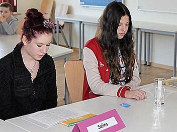 Selina Dobrzanski und Lea Schmitt bereiten sich auf die zweite Runde im Vorlesewettbewerb vor. Foto: Schwind