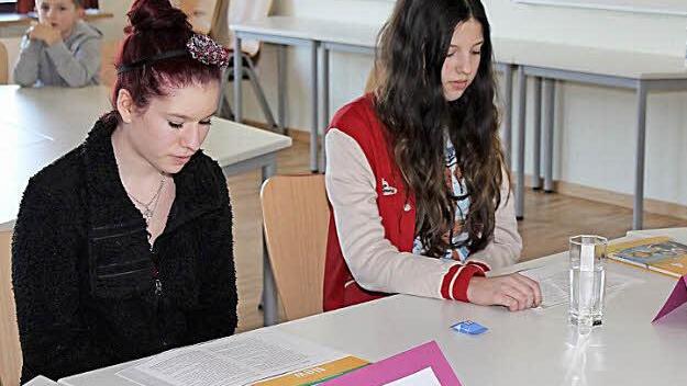 Selina Dobrzanski und Lea Schmitt bereiten sich auf die zweite Runde im Vorlesewettbewerb vor. Foto: Schwind