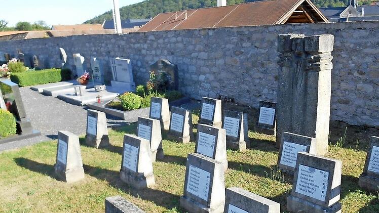 Vorschläge für eine Neugestaltung beim Gefangenen-Ehrenmal in Ebrachs altem Gemeindefriedhof erwartet der Gemeinderat ebenso wie für eine Urnengemeinschaftsanlage im neuen Friedhof. Foto: Walter Hanslok