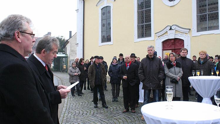 Neujahrsempfang vor dem Rathaus in Pommersfelden : Im Bild von links Zweiter Bürgermeister Helmut Schleicher, Bürgermeister Hans Beck Fotos: Evi Seeger