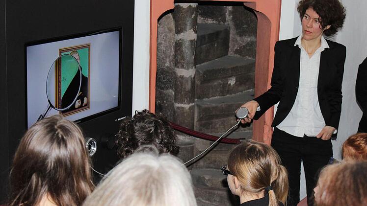 Die Leiterin des Kindermuseums "Alice", Claudia Lorenz, gibt eine kurze Einführung zur Ausstellung. Die Trickfilmanimation ist die erste Station von "Pop up Cranach" und soll mit einfachen Informationen Lust auf mehr machen. Foto: Marielle Dörrschmidt