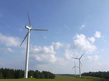 Im Vergleich zu Windrädern der neuen Generation sind die Anlagen auf den Langen Bergen neben der A 73 noch kleine Kaliber. Bei Sonnefeld könnten noch heuer fünf 199 Meter hohe Windkraftanlagen in Betrieb geben. Foto: Berthold Köhler