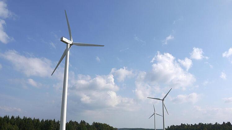 Im Vergleich zu Windrädern der neuen Generation sind die Anlagen auf den Langen Bergen neben der A 73 noch kleine Kaliber. Bei Sonnefeld könnten noch heuer fünf 199 Meter hohe Windkraftanlagen in Betrieb geben. Foto: Berthold Köhler