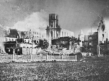 Wie nach einem Krieg: Der Blick von Westen auf die völlig zerstörte Stadt Nachweis: Studienreihe Alt-Brückenau II, Kaspar Gartenhof, S. 273