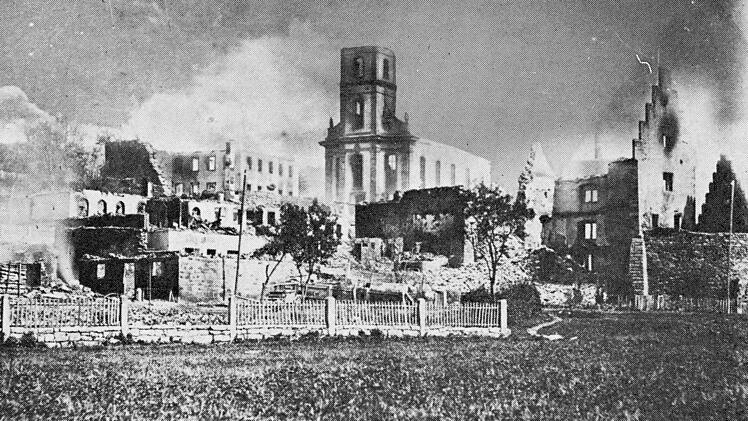 Wie nach einem Krieg: Der Blick von Westen auf die völlig zerstörte Stadt Nachweis: Studienreihe Alt-Brückenau II, Kaspar Gartenhof, S. 273