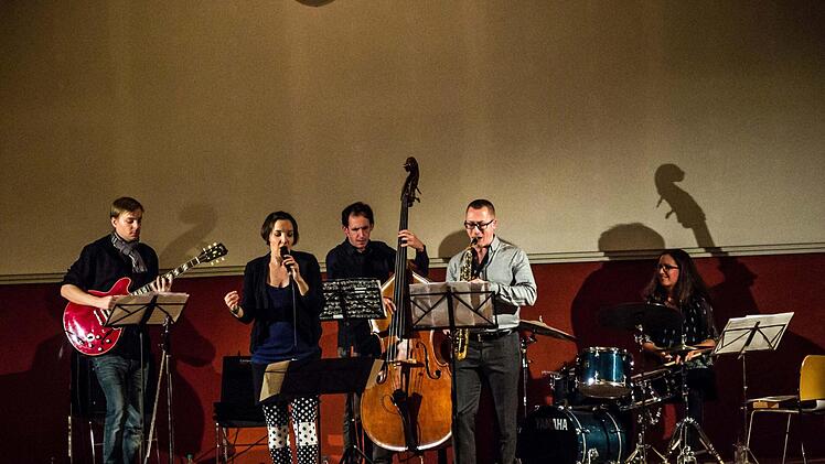 Mit ihrer Band und dem Programm "Jazz it" gastierte die Schlagzeugerin Mareike Wiening im Coburger Contakt.Foto: Jochen Berger