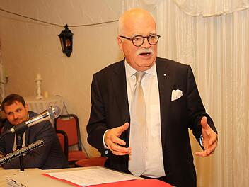Peter Gauweiler,  der zum 1. Niederfüllbacher Forum extra aus München angereist war, forderte bei seinen Ausführungen mehr Mitbestimmung der Basis bei Entscheidungen und deshalb eine Mitgliederbefragung. Foto: Michael Stelzner