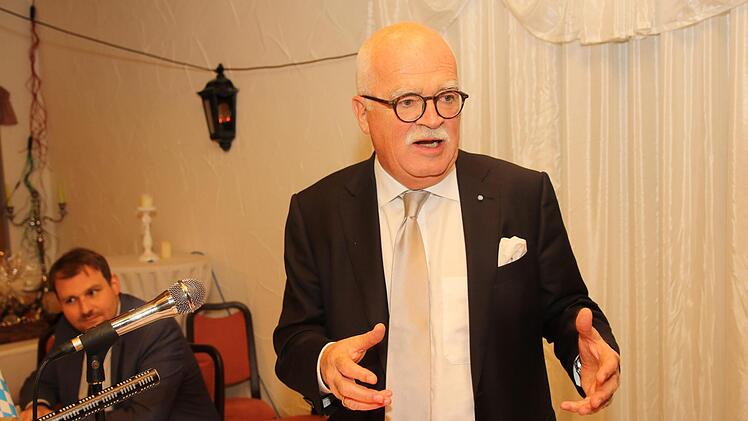 Peter Gauweiler,  der zum 1. Niederfüllbacher Forum extra aus München angereist war, forderte bei seinen Ausführungen mehr Mitbestimmung der Basis bei Entscheidungen und deshalb eine Mitgliederbefragung. Foto: Michael Stelzner