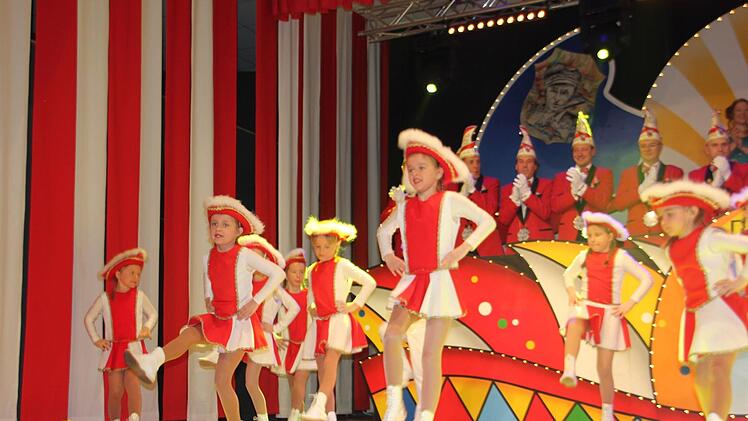 Sketche, Garden und allerlei Kurzweil  und Tanzeinlagen gab's beim Kinderbüttenabend.Veronika Schadeck