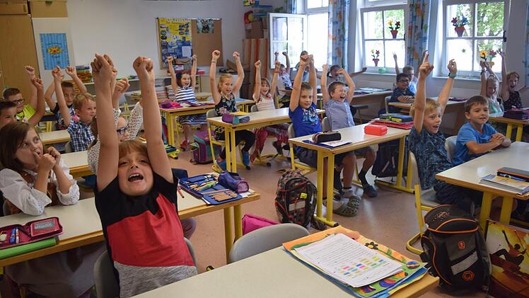 Die Freude ist riesig: Die Klasse 2b hat mit ihrer Collage über den Besuch auf dem Bauernhof den 1. Platz belegt. Foto: Daniela Pondelicek