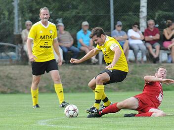 Gefahr von rechts: Die Grätsche des Altbessingers Sebastian Full gilt dem Thulbaer Manuel Hänelt.ssp