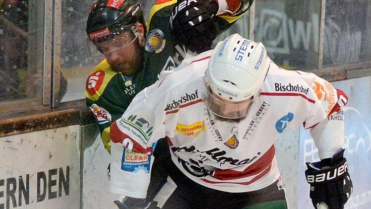 Die Alligators um Ondrej Nedved (hinten) verdienten sich durch die kämpferische Einstellung den Sieg gegen den Spitzenreiter, der  bei aufkommenden Emotionen in der Schlussphase dünnhäutig wirkte.