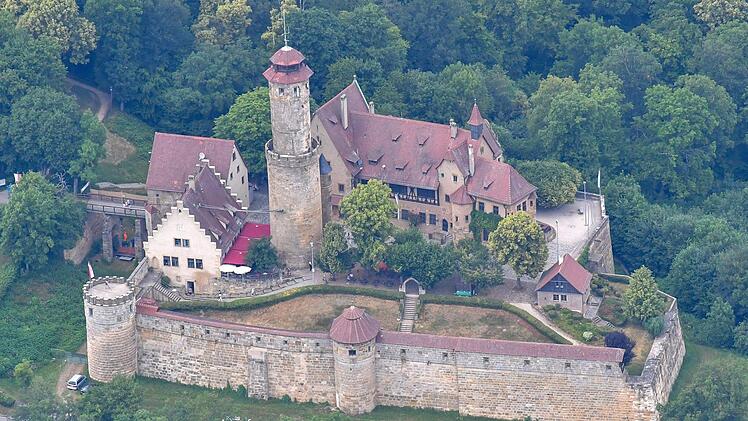 Die Altenburg, ein Wahrzeichen Bambergs aus der Luft ...  Foto: Ronald Rinklef