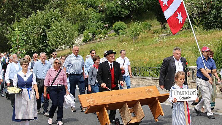 Auch die Gäste aus Thundorf/Schweiz waren beim Umzug dabei. Sie verteilten  Schweizer Käse an die Zuschauer. Foto: Dieter Britz