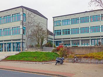 Schulhaus mit Haupteingang: In der Gebäudeecke (mittig im Foto) soll das neue Treppenhaus mit Aufzugsschacht entstehen. Foto: Johannes Michel