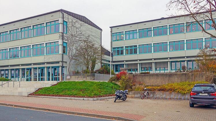 Schulhaus mit Haupteingang: In der Gebäudeecke (mittig im Foto) soll das neue Treppenhaus mit Aufzugsschacht entstehen. Foto: Johannes Michel