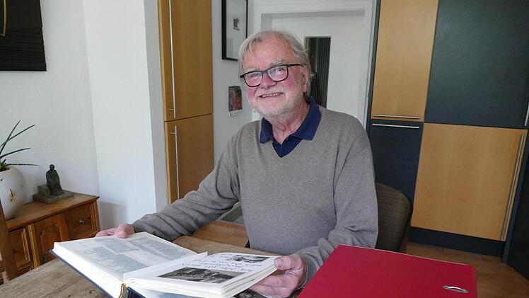 Albert Ultsch beim Blättern im Familienalbum Marion Krüger-Hundrup