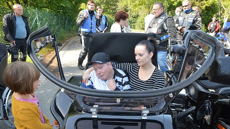 Mit seiner Großcousine Janine Zänger kann Bernd im Beiwagen der Goldwing eine Runde drehen.