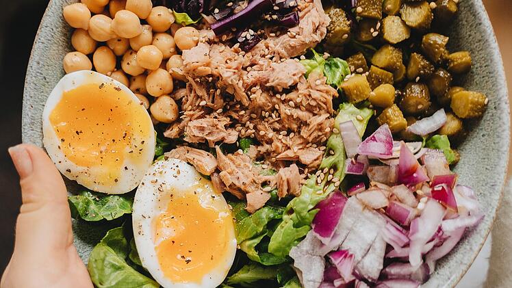 Der Salat besteht zwar nur aus 5 Zutaten, du kannst ihn aber nach Belieben variieren oder ergänzen.