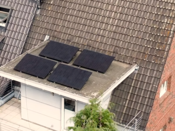 Jens aus Münster nutzt das Balkonkraftwerk Quattro und die Anker Solarbank 2 von Kleines Kraftwerk, um kostengünstig und effizient Solarenergie zu erzeugen.