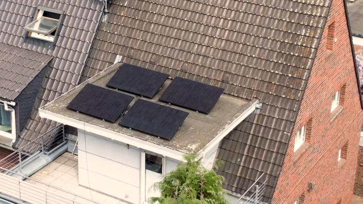 Jens aus Münster nutzt das Balkonkraftwerk Quattro und die Anker Solarbank 2 von Kleines Kraftwerk, um kostengünstig und effizient Solarenergie zu erzeugen.