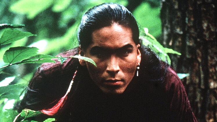 Uncas (Eric Schweig) wei&szlig; um die Gefahren des Waldes.