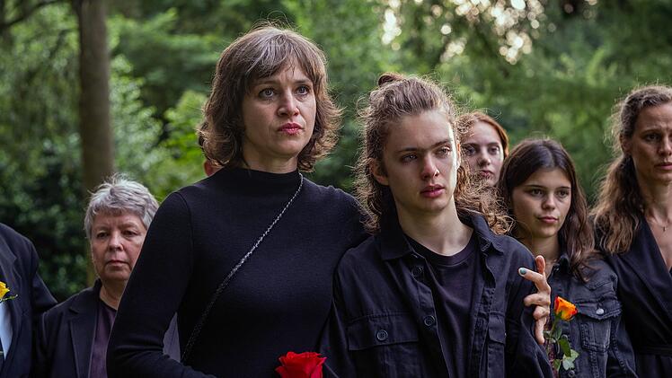 Benjamin Gothes Frau Monika (Franziska Hartmann) und ihr gemeinsamer Sohn Jakob (Manuel Santos) trauern um ihren Ehemann und Vater. Als Benjamin Gothe seinen Verletzungen erliegt, wird der Kriminalfall zu Ermittlungen in einem Mord.