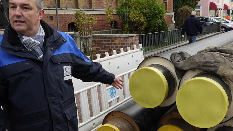 ZAW-Werkleiter Peter Baj zeigt die neuen Stahlrohre mit Kunststoff-Ummantelung, die die alten Stahlrohre mit Asbest-Isolierung ersetzen werden.  Fotos: Ulrike Nauer