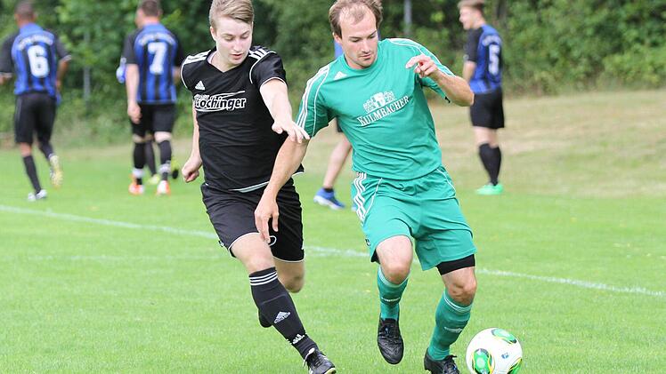 TSV Neudrossenfeld (rechts Benedikt Nagel) gegen den SV Saal.
