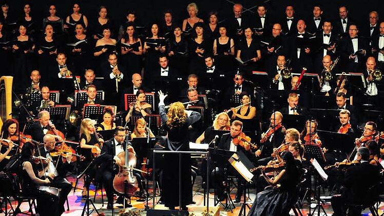 Zusammen mit dem Sofia Philharmonic Orchestra gastierte Ljubka Biagioni beim Open Air im Schönen Hof der Kulmbacher Plassenburg.
