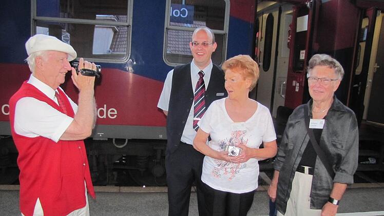 Erwin Schledz vom Seniorenbeirat hielt die Fahrt des Coburger Seniorenexpress nach Magdeburg mit der Kamera fest. MIt auf dem Bild sind Christian Aubert (Bahntouristikexpress) sowie Hermine Seelig und Wolfgang Doischer vom Seniorenbeirat. Foto: Martin Koch