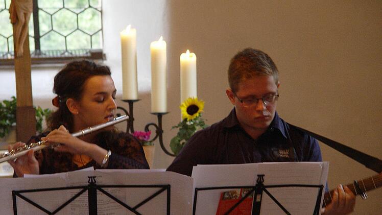 Beeindruckend wirkte das Instrumentalstück "Skyfall", mit Sophie Jäger an der Querflöte und Markus Vogt an der Gitarre. Foto: Brigitta Kempe-Wolf