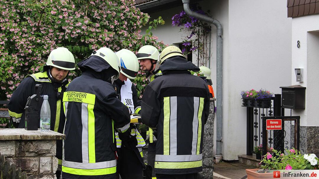 Blitz schlägt in Dachstuhl von Einfamilienhaus ein
