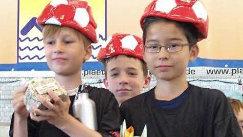 Schwimmer Nils (li.), Radfahrer Benedikt (Mitte) und Läufer Mark kamen als Staffel "Die drei lahmen Loser" in Gruppe 1 der Altersklasse A auf den ersten Platz und staubten mehrere Preise sowie Pokale ab.  Foto: Daniel Ruppert