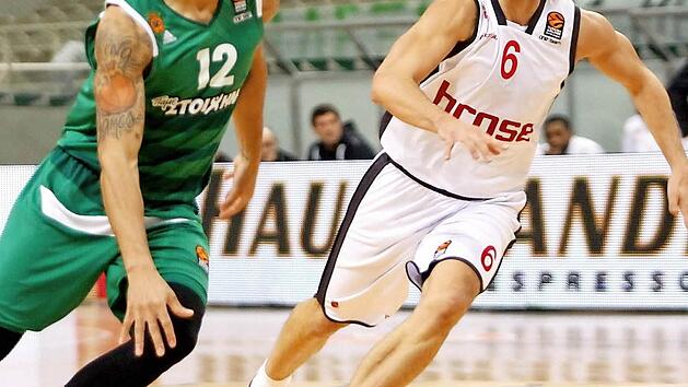 James Feldeine (l.), der wie Chris Singleton vier Dreier im Bamberger Korb versenkte, zieht an Nikos Zisis vorbei. Der Grieche im Bamberger Trikot zeigte steigende Form und kam auf zehn Punkte. Foto: imago