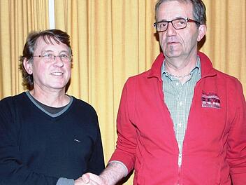 Der KJR-Vorsitzende Reiner Babucke (links) gratulierte Georg Krauß (rechts) zur Wahl in das Vorstandsteam. Foto: Alfred Thieret
