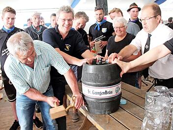 Bürgermeister Ludwig Nagel beim ersten Versuch, dass Kirchweihfass anzuzapfen - leider ohne Erfolg.  Foto: Johanna Blum